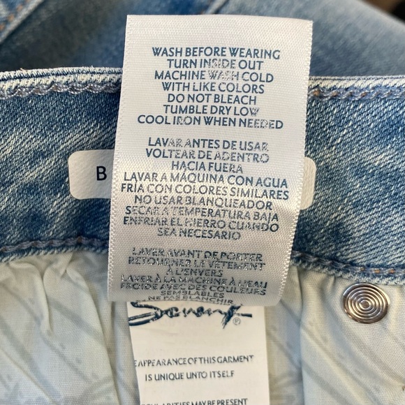 Seven 7 Women's Light Wash Breezy Crop Raw Hem Distressed Denim Jeans Size 8 - Picture 14 of 16